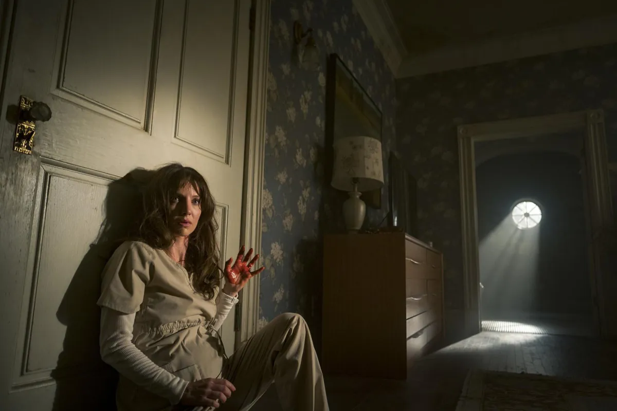 Imagem do filme Malignant: quarto, usada no plano de fundo