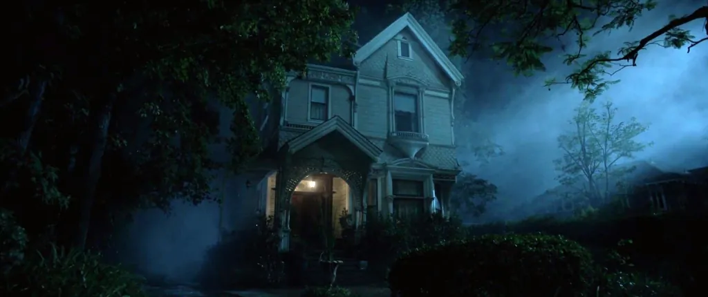 Imagem do filme Malignant: exterior da casa, fundido na parte inferior