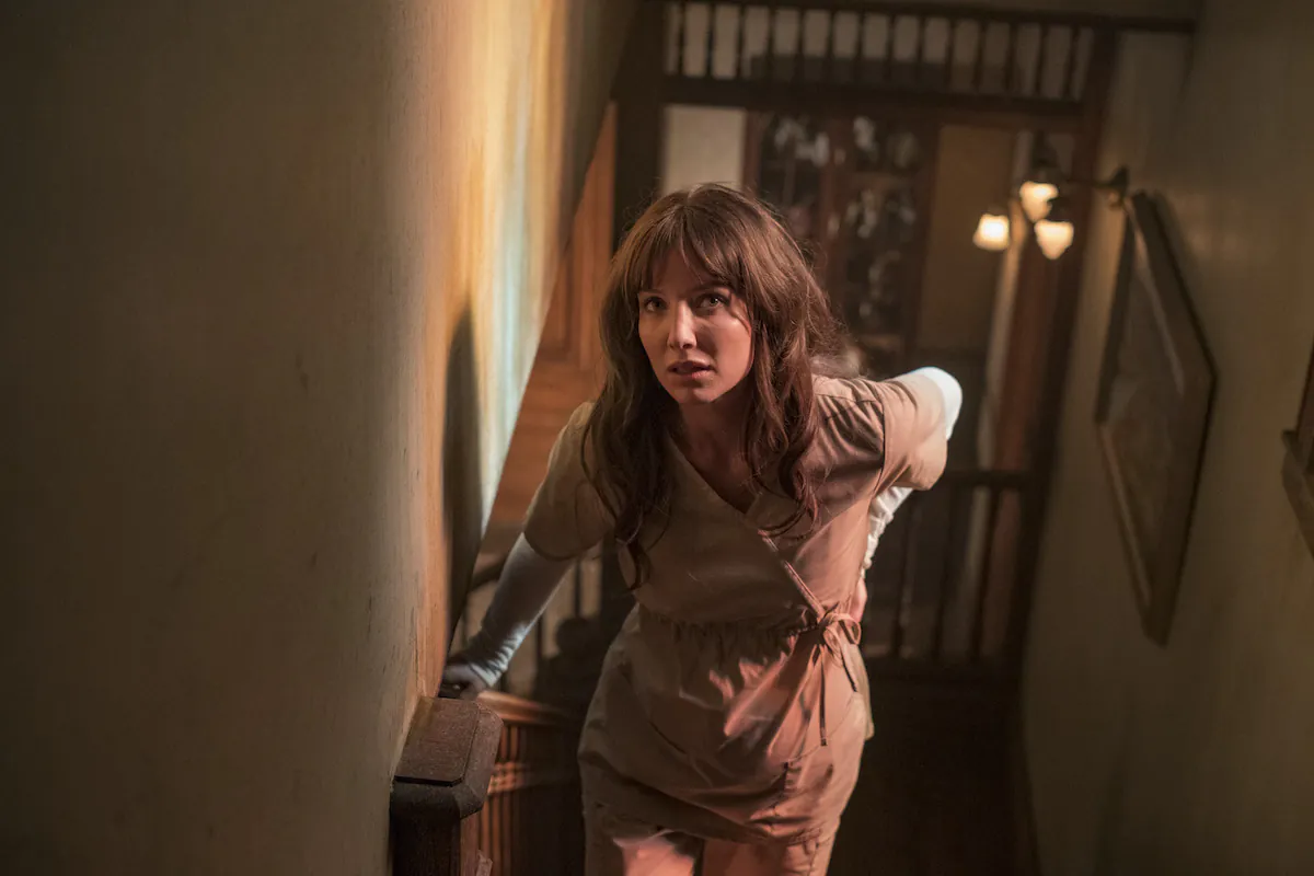 Imagem do filme Malignant: escadas, usada na figura principal